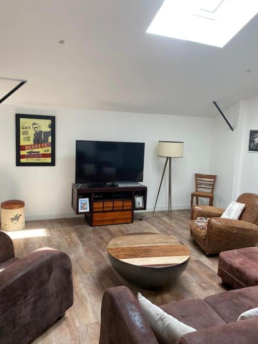 Loft Proche Centre Ville Hotes Habitant A L Etage Laval  Exterior photo